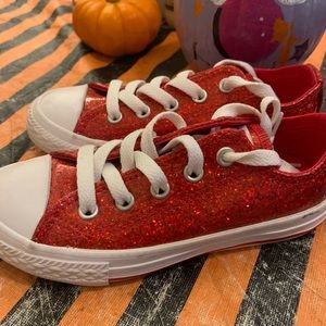 SHINY RED CONVERSE
